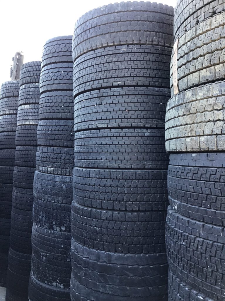 Loading image when exporting used tires(to South Asia)